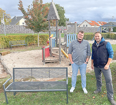 Vor Ort Besichtigung auf dem Spielplatz in Rohrbach: Ortsbürgermeister Thomas Kienzler und Stephan Bleicher